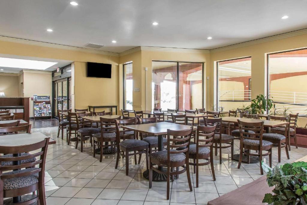 Regency Inn & Suites New London Mystic Екстер'єр фото
