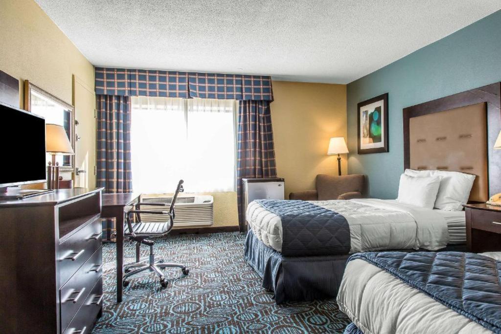 Regency Inn & Suites New London Mystic Екстер'єр фото