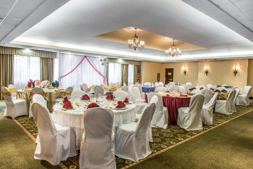 Regency Inn & Suites New London Mystic Екстер'єр фото