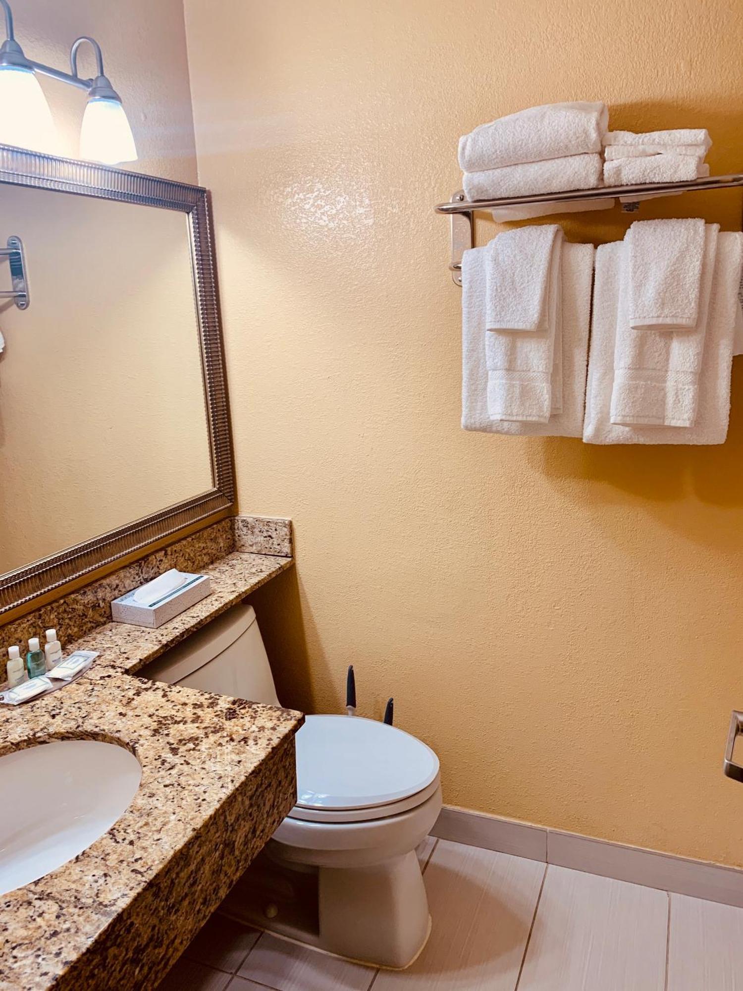 Regency Inn & Suites New London Mystic Екстер'єр фото