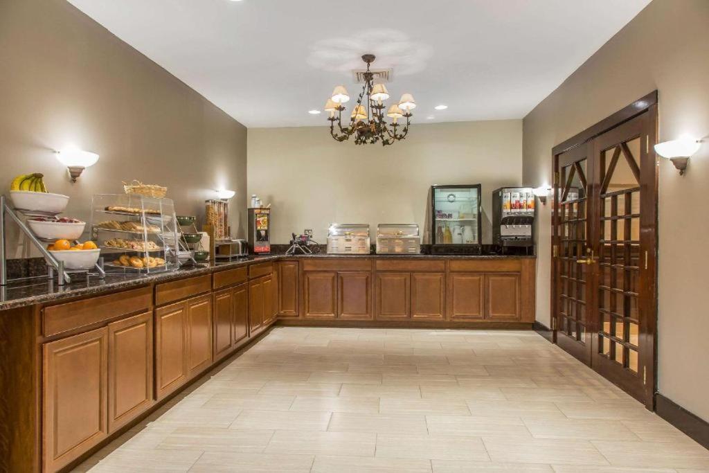 Regency Inn & Suites New London Mystic Екстер'єр фото